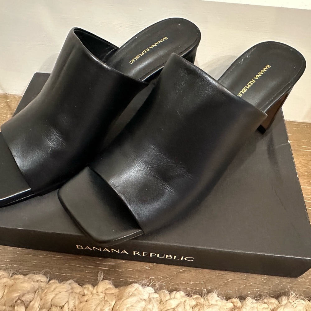 Elegant Modern Banana Republic Black Leather Square Toe Mules